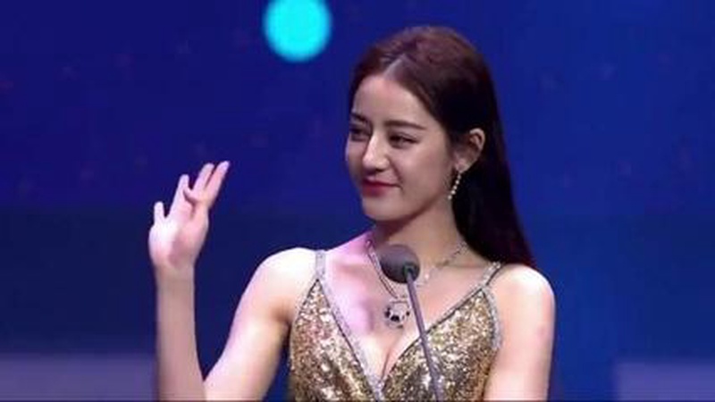 迪丽热巴银色流苏裙惊艳亮相，星河倾泻化身液态月光女神